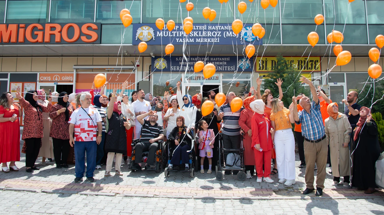 Türkiye’nin ilk MS Yaşam Merkezinde turuncu balonlar gökyüzüyle buluştu